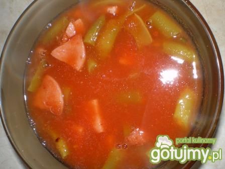 Zupa pomidorowa z fasolką  i parówkami
