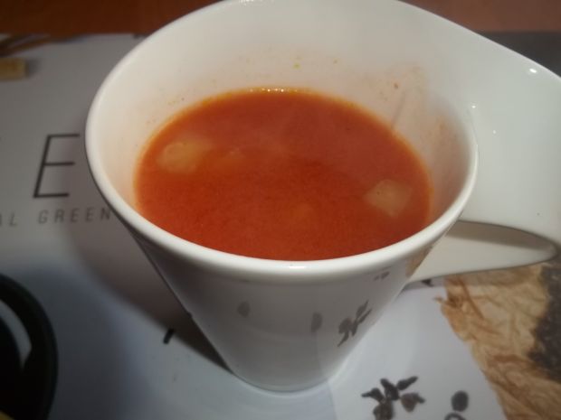 Zupa pomidorowa z kalarepą (podana w kubkach)