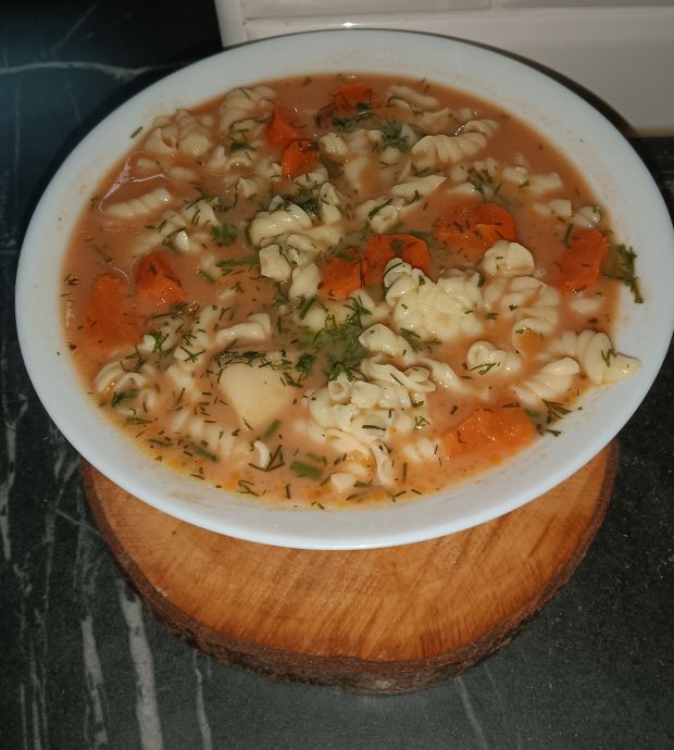 Zupa pomidorowa z makaronem