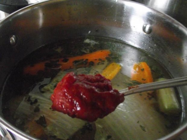 Zupa pomidorowa z makaronem i mięsnymi kulkami 