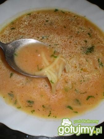 Zupa pomidorowa z makaronem i śmietaną