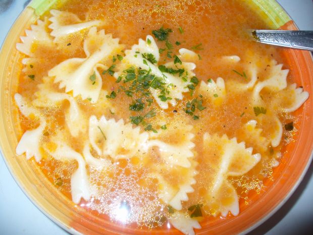 Zupa pomidorowa z makaronem kokardki