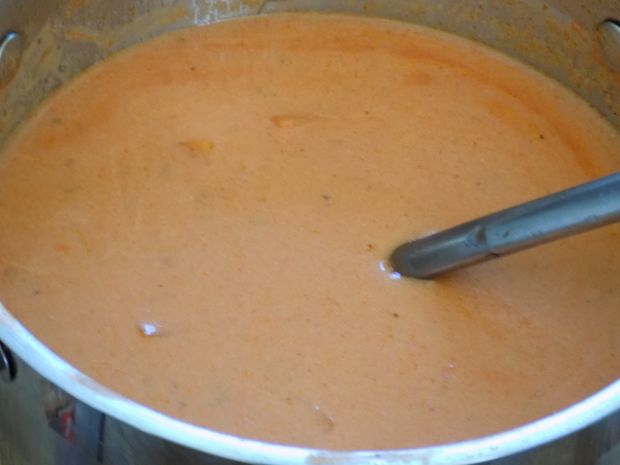 Zupa pomidorowa z makaronowymi koszyczkami