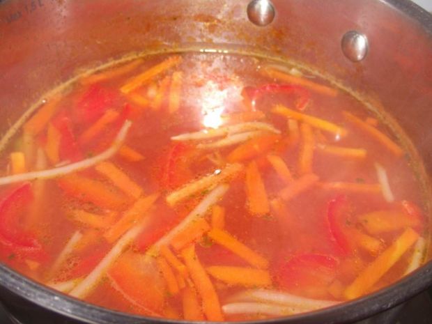 Zupa pomidorowa z papryką i kiełkami bambusa  