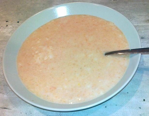 Zupa pomidorowa z płatkami ryżowymi