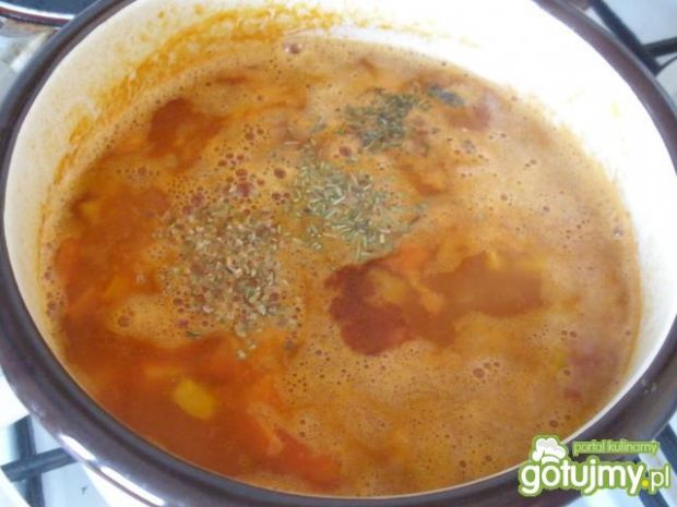 Zupa pomidorowa z soczewicą i papryką