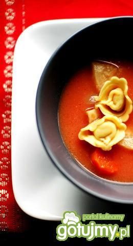 Zupa pomidorowa z tortellini z tofu