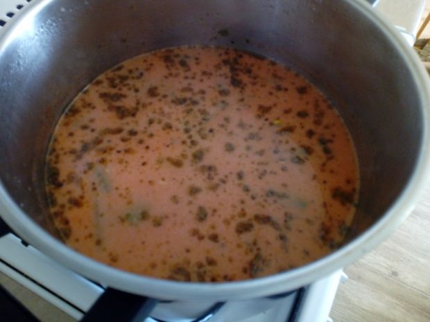 Zupa pomidorowa z ziołami i ryżem