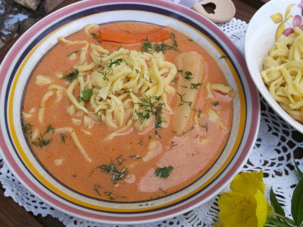 Zupa pomidorowa zabielana z domowym makaronem