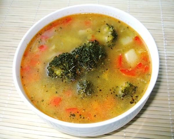 Zupa serowa z brokułem i papryką