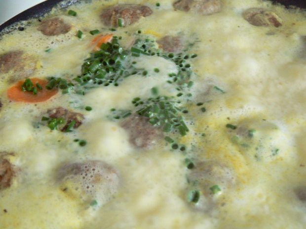 Zupa serowa z mięsnymi kuleczkami