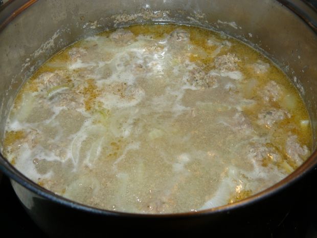 Zupa serowa z mini pulpecikami i makaronem