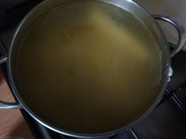 Zupa serowa ze szczypiorkiem i grzankami