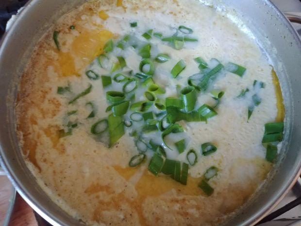 Zupa serowa ze szczypiorkiem i grzankami