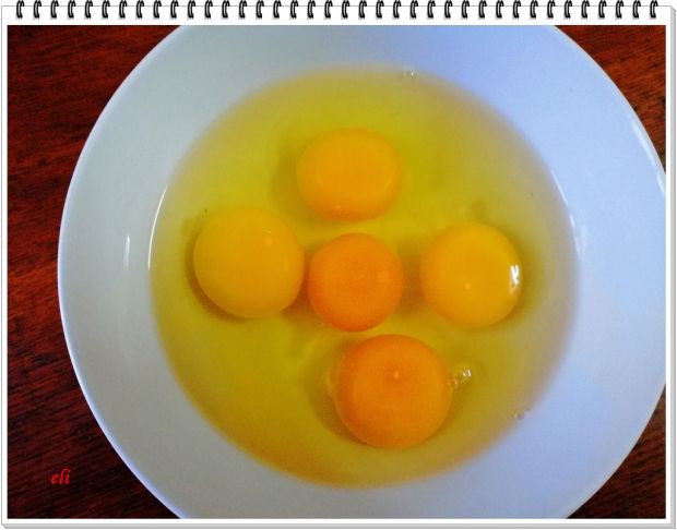 Zupa szpinakowa Eli z jajkami na kurczaku