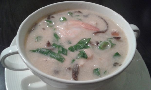 Zupa Tom Kha Gai z kurczakiem i krewetkami