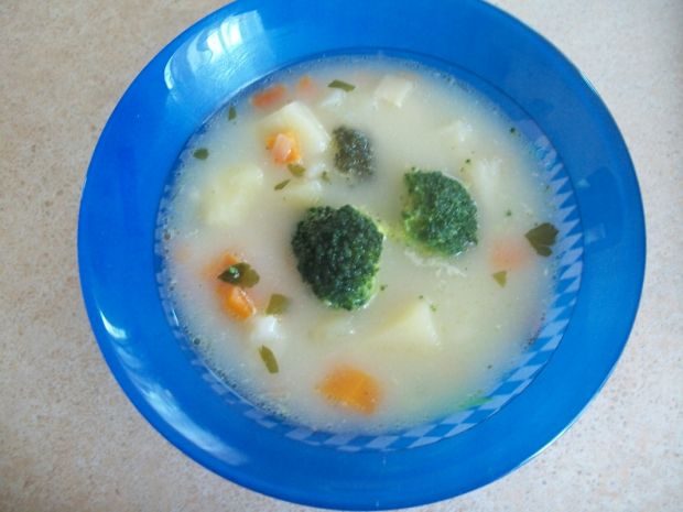 Zupa warzywna z brokułem i zacierkami