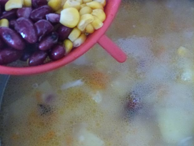 Zupa warzywna z fasolą i kukurydzą