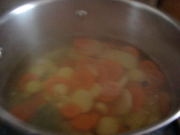 Zupa warzywna z pełnoziarnistym makaronem