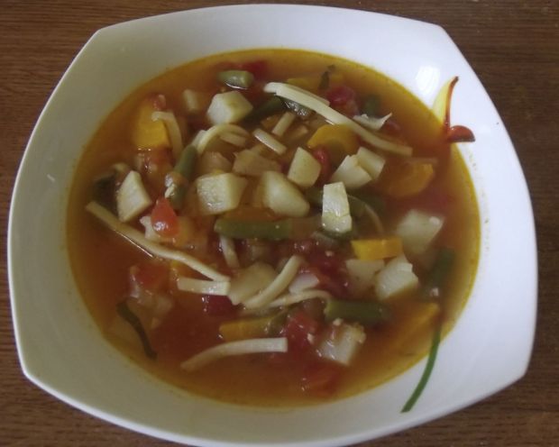 Zupa warzywna z pomidorami