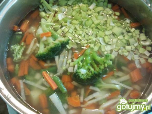 Zupa z brokułami i szparagówką