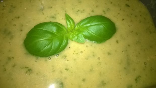 Zupa z ciecierzycy, czosnku i bazylii