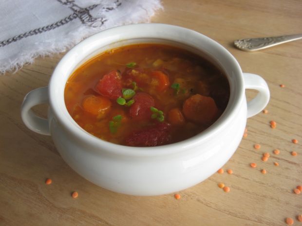 Zupa z czerwonej soczewicy i pomidorów