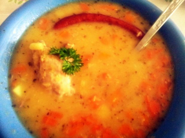 Zupa z czerwonej soczewicy ze świeżym tymiankiem