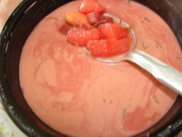Zupa z czerwonymi burakami