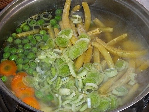 Zupa z fasolką szparagową i groszkiem
