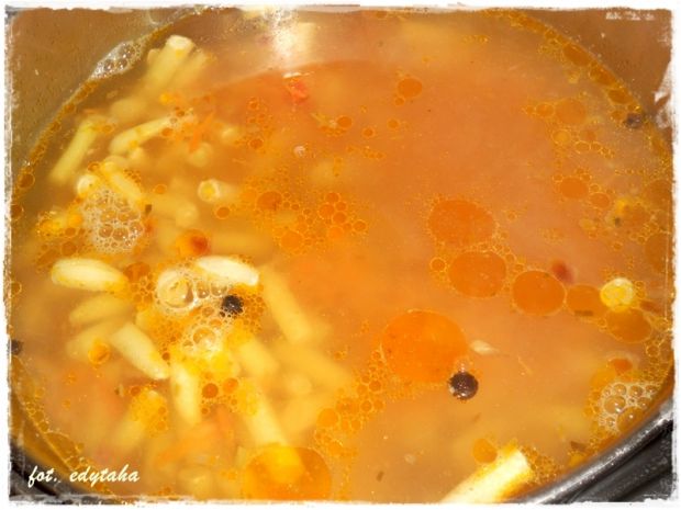 Zupa z fasolką szparagową i zacierkami