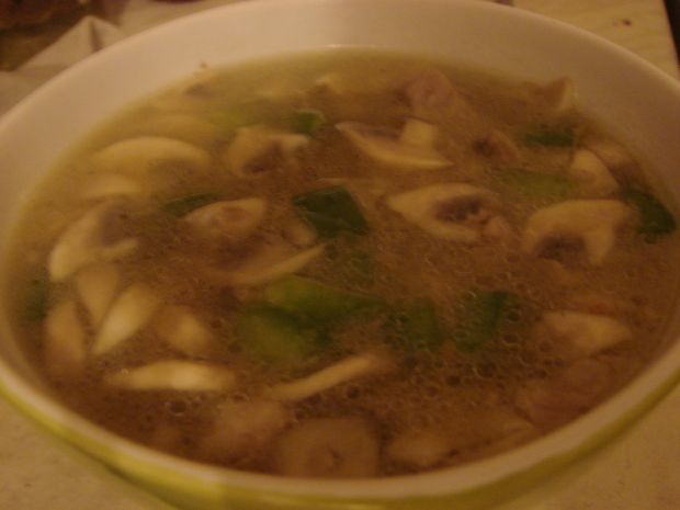 Zupa z karczkiem i zieloną papryką