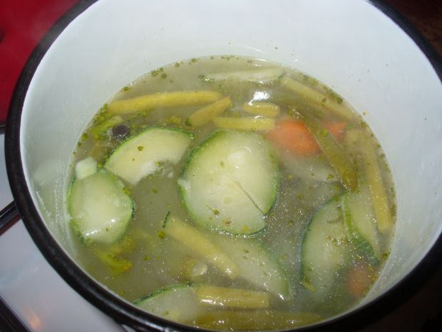 Zupa z kawałkami cukinii i ziemniakami