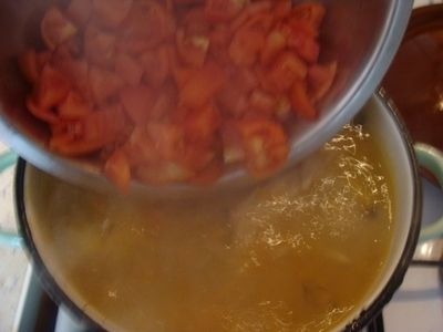 Zupa z kawałkami pomidorów