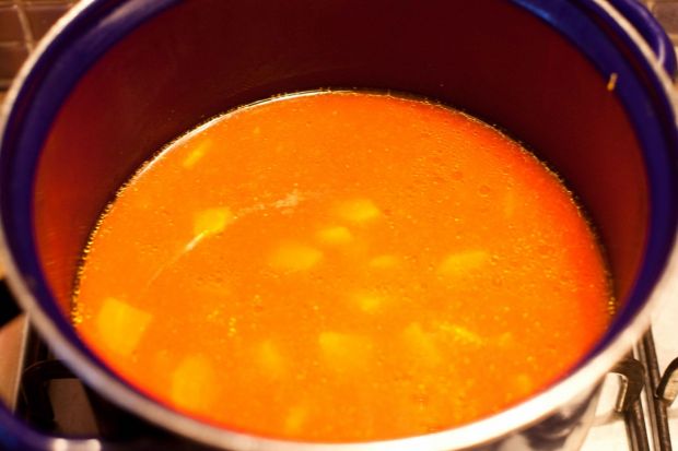 Zupa z klopsikami, makaronem i szpinakiem