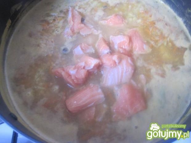 Zupa z łososia i czerwonej soczewicy