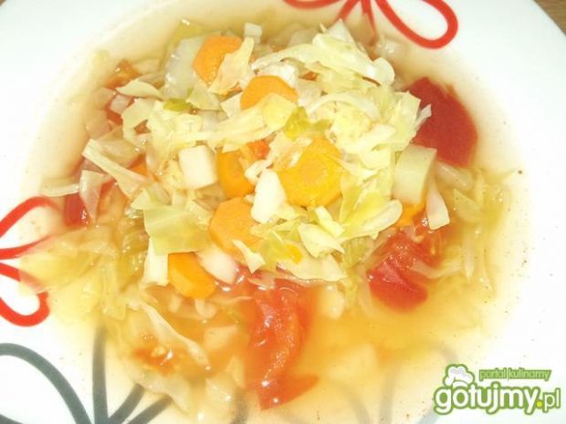Zupa z młodą kapustą i pomidorami