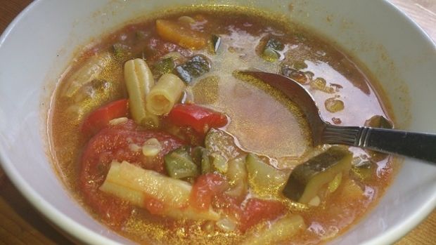 Zupa z pomidorami , cukinią i fasolką szparagową