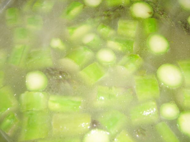 Zupa z zielonych szparagów i kalafiora