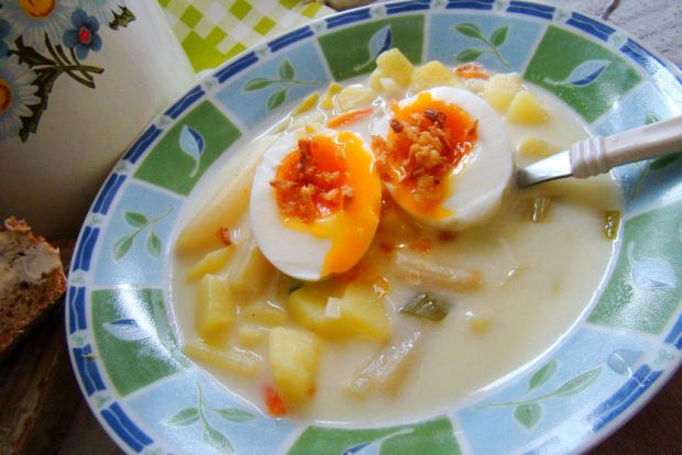 Zupa ziemniaczana z białymi szparagami i jajkiem 