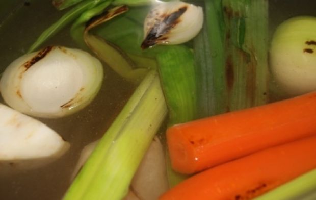 Barszcz na rumianych warzywach i zakwasie