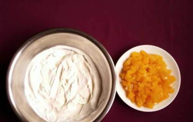 Biały ser z brzoskwiniami 