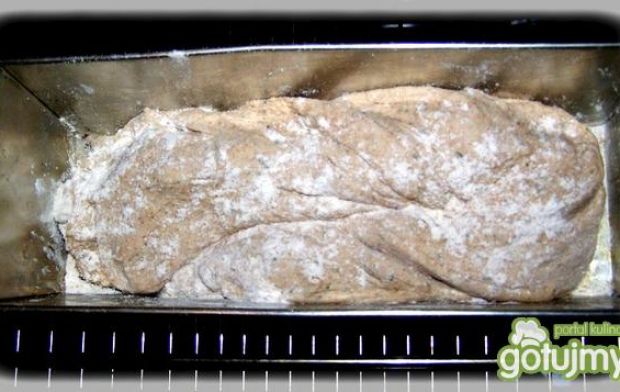 Chleb  pełnoziarnisty z lubczykiem