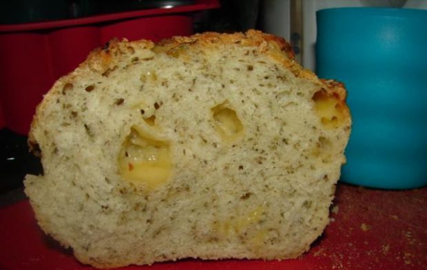 Chleb z ziołami i żółtym serem