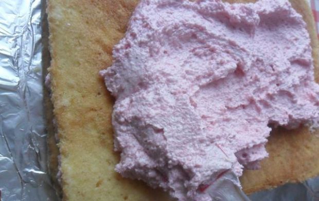 Ciasto kruche z biszkoptem i różową masą