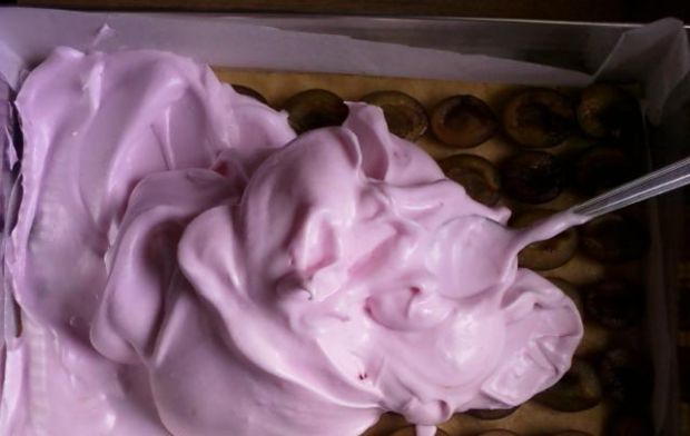 Ciasto ze śliwkami pod różową pianką