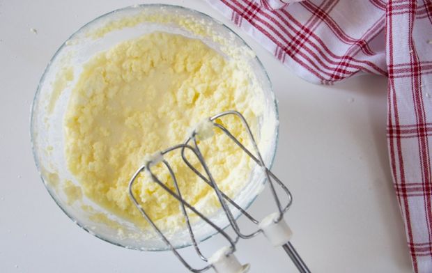 Domowe masło ze śmietany (krok po kroku)