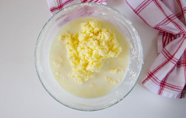 Domowe masło ze śmietany (krok po kroku)