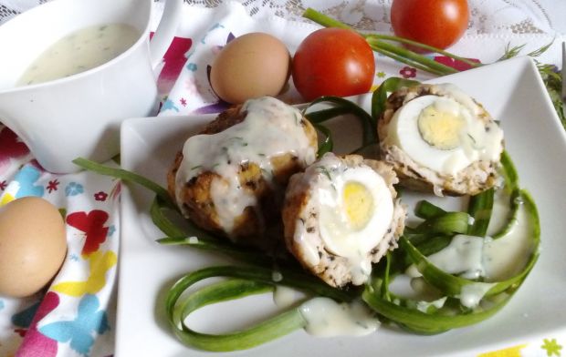 Drobiowe zapiekane jajka po szkocku z sosem chrzan