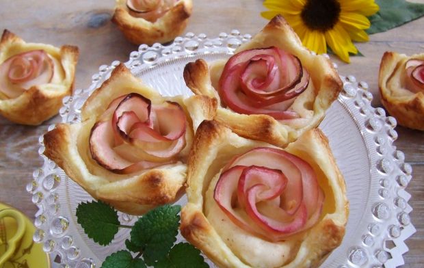 Francuskie mini serniczki z jabłkowymi różyczkami 